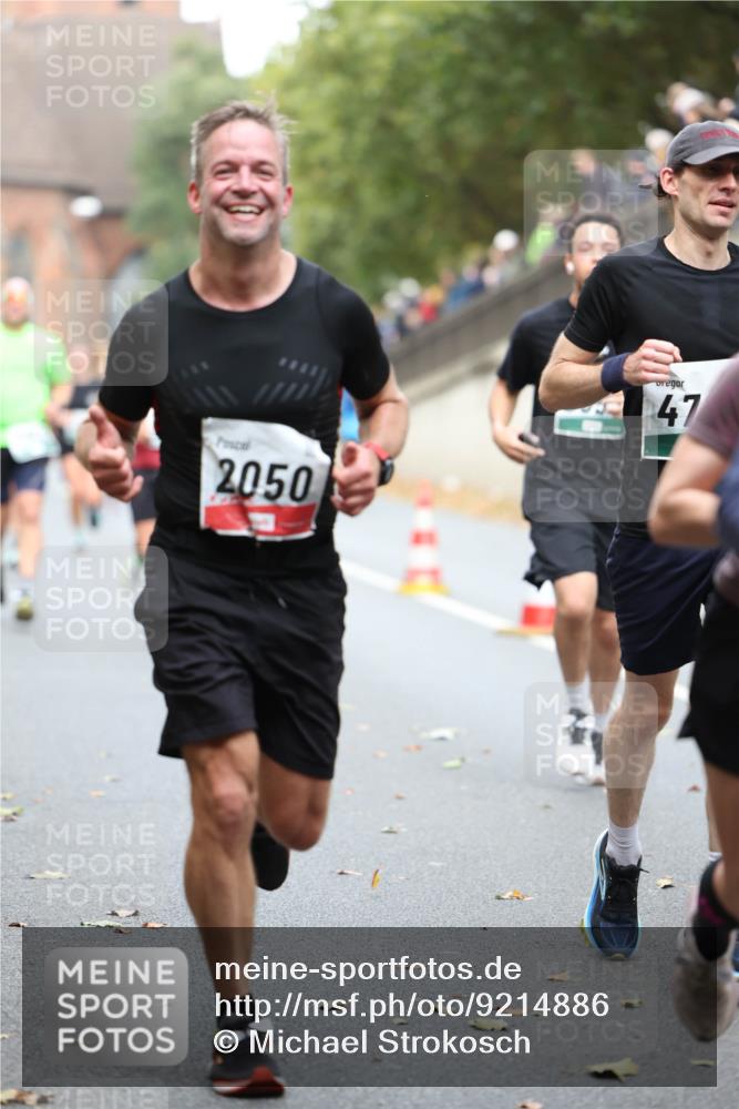 05.10.2025 - 20. swb-Marathon Bremen Michael Strokosch http://msf.ph/oto/9214886 05.10.2025 12:40:06 Laufen 2050, 47 meine-sportfotos.de