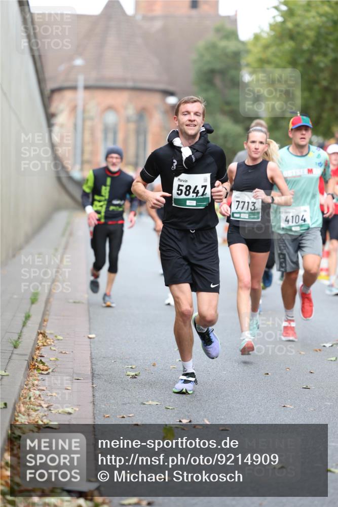 05.10.2025 - 20. swb-Marathon Bremen Michael Strokosch http://msf.ph/oto/9214909 05.10.2025 12:40:19 Laufen 5847, 7713, 4104 meine-sportfotos.de