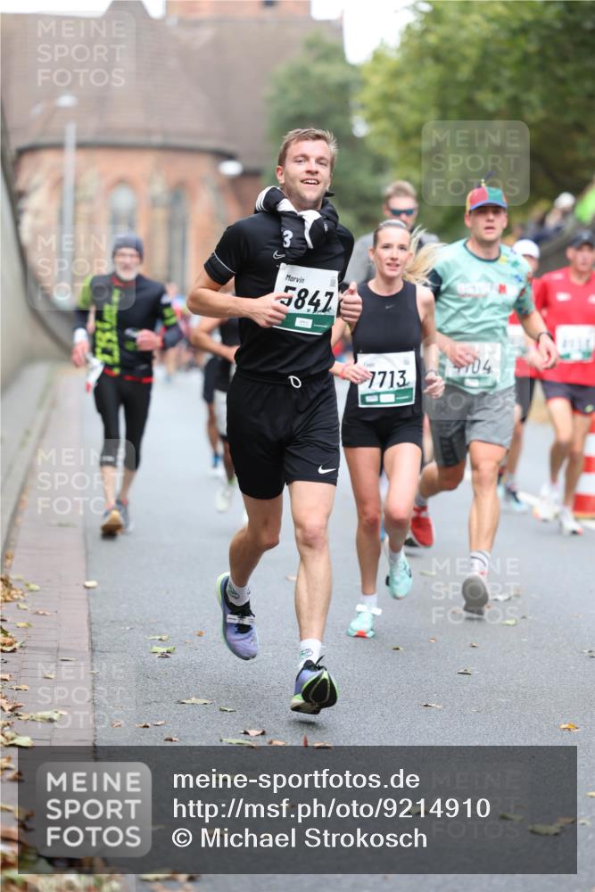 05.10.2025 - 20. swb-Marathon Bremen Michael Strokosch http://msf.ph/oto/9214910 05.10.2025 12:40:19 Laufen 5847, 7713, 4704 meine-sportfotos.de
