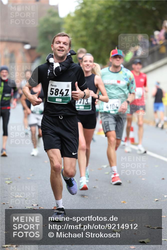 05.10.2025 - 20. swb-Marathon Bremen Michael Strokosch http://msf.ph/oto/9214912 05.10.2025 12:40:20 Laufen 5847, 7713, 4104 meine-sportfotos.de