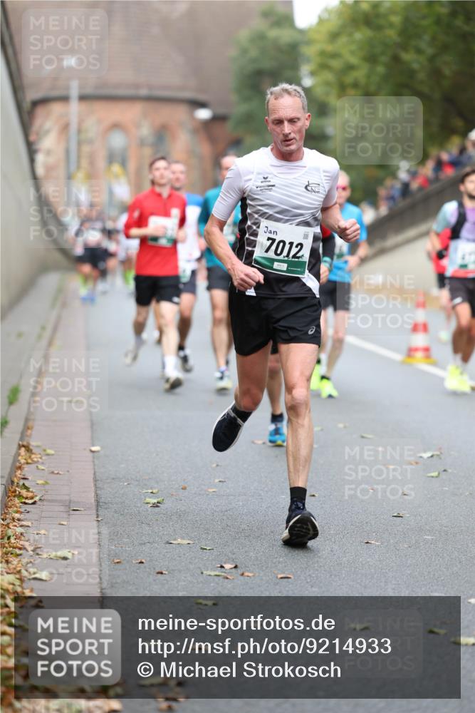 05.10.2025 - 20. swb-Marathon Bremen Michael Strokosch http://msf.ph/oto/9214933 05.10.2025 12:40:32 Laufen 7012 meine-sportfotos.de