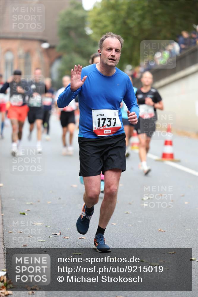 05.10.2025 - 20. swb-Marathon Bremen Michael Strokosch http://msf.ph/oto/9215019 05.10.2025 12:41:21 Laufen 1737 meine-sportfotos.de
