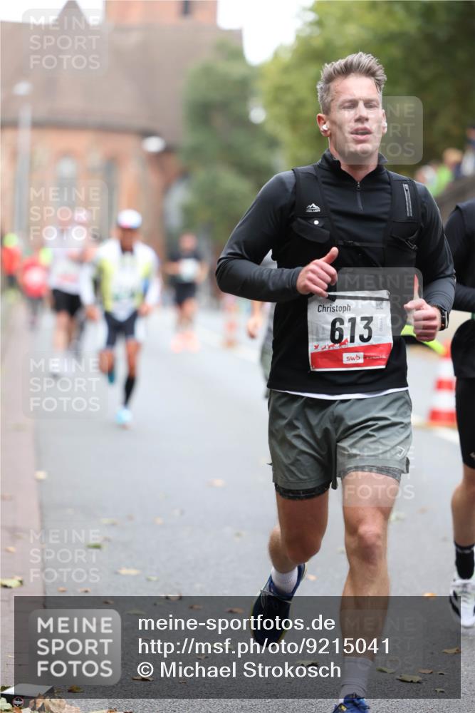 05.10.2025 - 20. swb-Marathon Bremen Michael Strokosch http://msf.ph/oto/9215041 05.10.2025 12:41:37 Laufen 613 meine-sportfotos.de