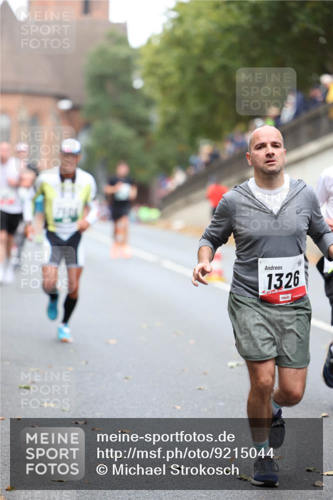 05.10.2025 - 20. swb-Marathon Bremen Michael Strokosch http://msf.ph/oto/9215044 05.10.2025 12:41:39 Laufen 1326 meine-sportfotos.de