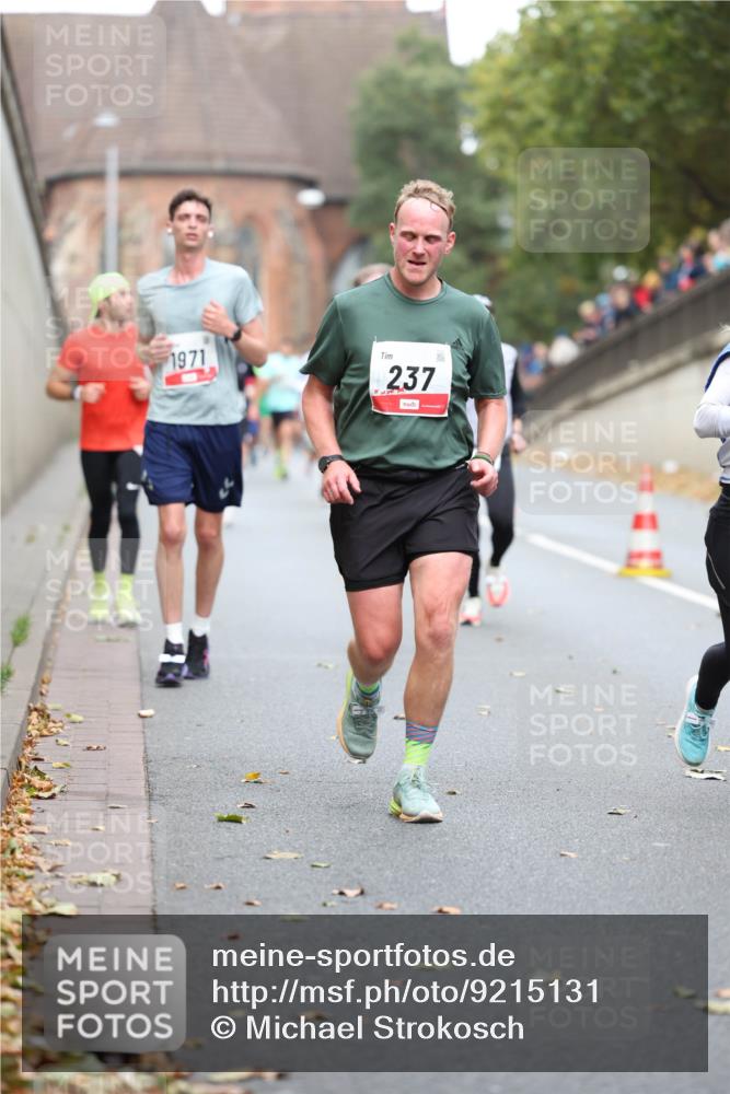 05.10.2025 - 20. swb-Marathon Bremen Michael Strokosch http://msf.ph/oto/9215131 05.10.2025 12:42:23 Laufen 1971, 237 meine-sportfotos.de