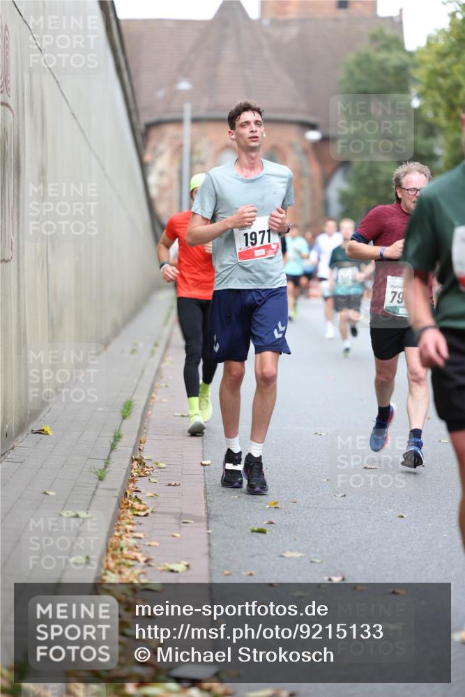 05.10.2025 - 20. swb-Marathon Bremen Michael Strokosch http://msf.ph/oto/9215133 05.10.2025 12:42:24 Laufen 1971, 79 meine-sportfotos.de