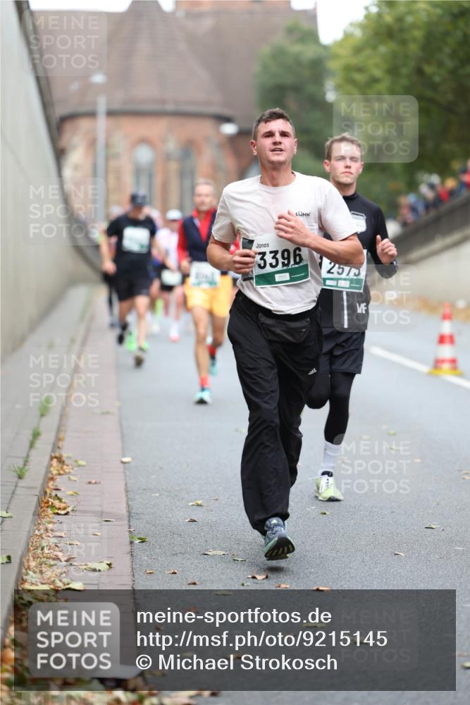 05.10.2025 - 20. swb-Marathon Bremen Michael Strokosch http://msf.ph/oto/9215145 05.10.2025 12:42:32 Laufen 3396, 2573 meine-sportfotos.de
