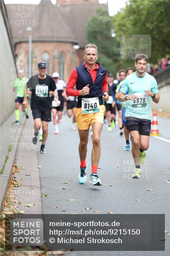 05.10.2025 - 20. swb-Marathon Bremen Michael Strokosch http://msf.ph/oto/9215150 05.10.2025 12:42:34 Laufen 5452, 8140, 5978 meine-sportfotos.de
