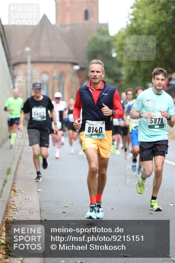 05.10.2025 - 20. swb-Marathon Bremen Michael Strokosch http://msf.ph/oto/9215151 05.10.2025 12:42:34 Laufen 5452, 8140, 5978 meine-sportfotos.de