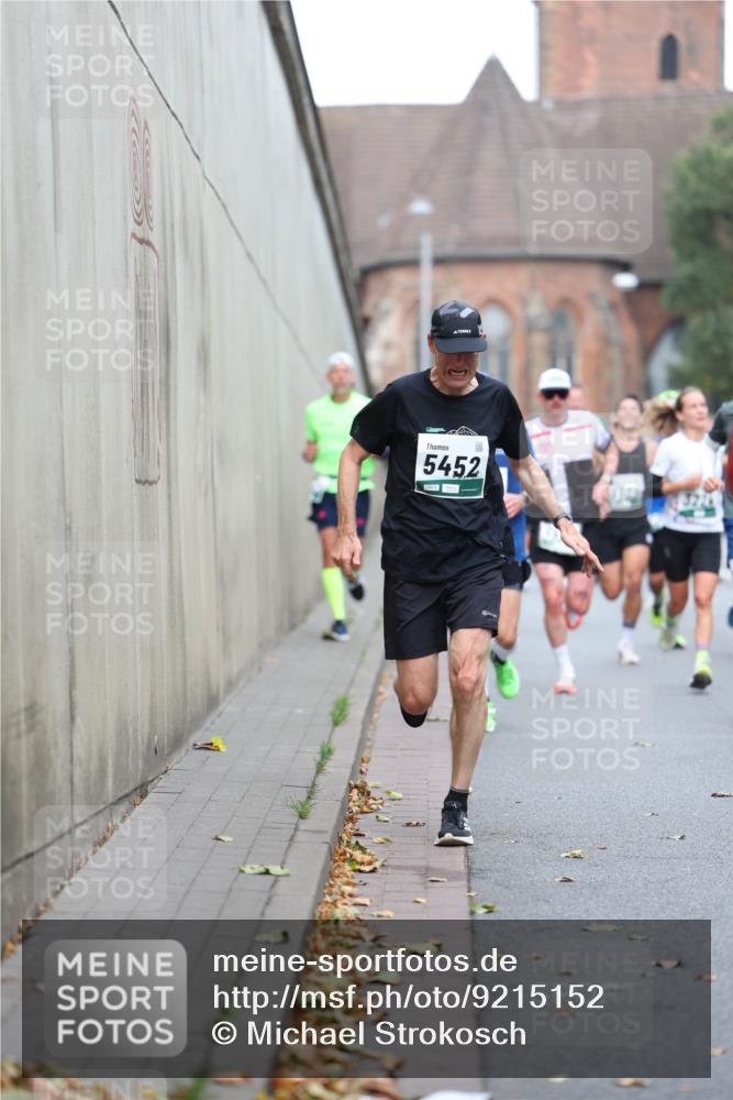 05.10.2025 - 20. swb-Marathon Bremen Michael Strokosch http://msf.ph/oto/9215152 05.10.2025 12:42:36 Laufen 5452 meine-sportfotos.de