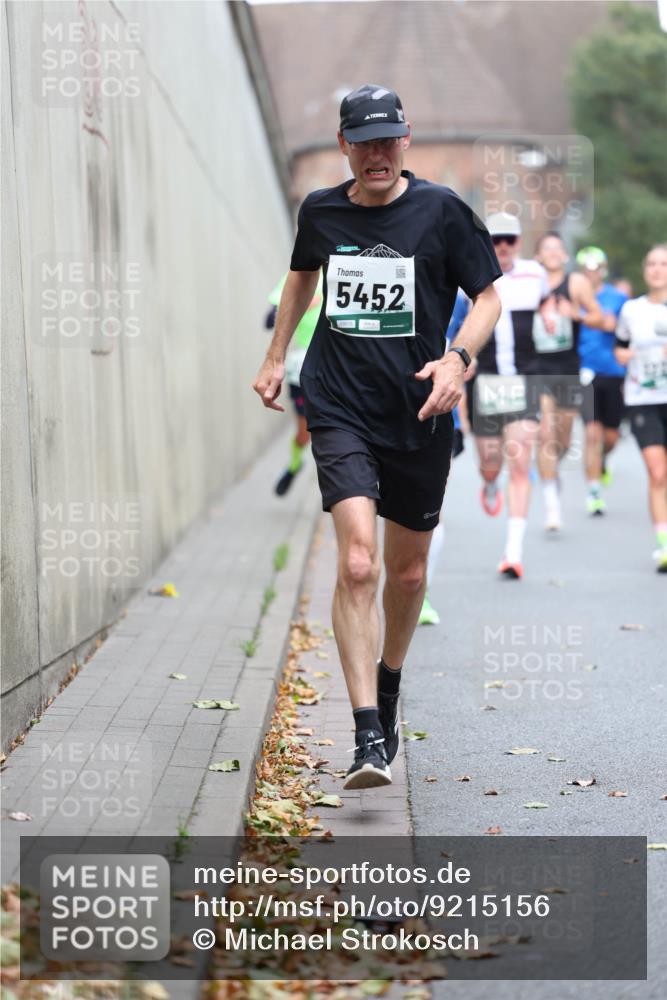 05.10.2025 - 20. swb-Marathon Bremen Michael Strokosch http://msf.ph/oto/9215156 05.10.2025 12:42:37 Laufen 5452 meine-sportfotos.de
