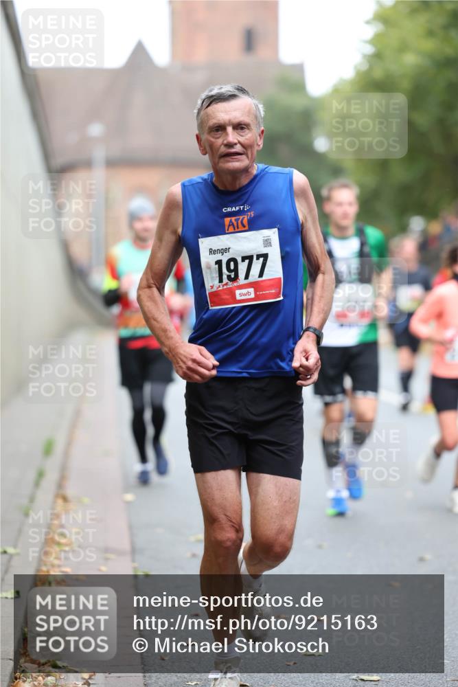 05.10.2025 - 20. swb-Marathon Bremen Michael Strokosch http://msf.ph/oto/9215163 05.10.2025 12:42:42 Laufen 1977 meine-sportfotos.de