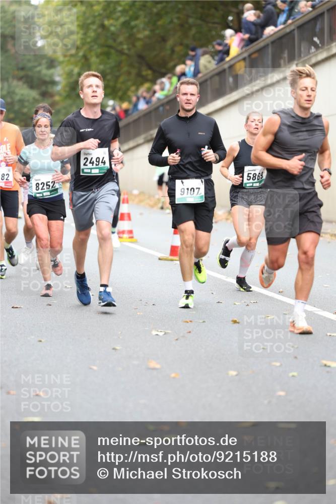05.10.2025 - 20. swb-Marathon Bremen Michael Strokosch http://msf.ph/oto/9215188 05.10.2025 12:42:56 Laufen 82, 8252, 2494, 9107, 5869 meine-sportfotos.de
