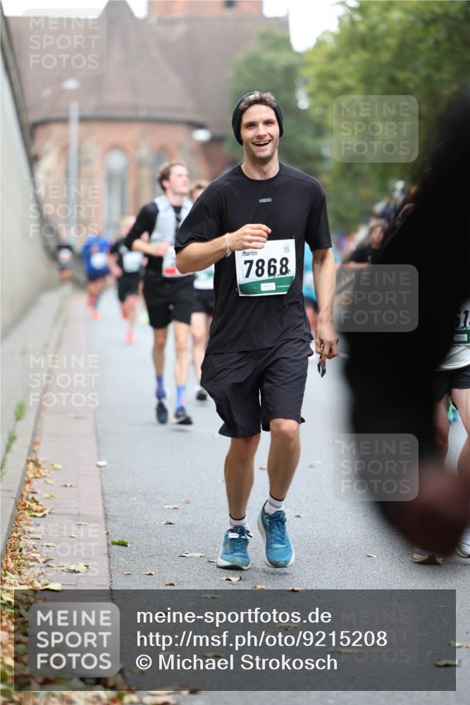 05.10.2025 - 20. swb-Marathon Bremen Michael Strokosch http://msf.ph/oto/9215208 05.10.2025 12:43:07 Laufen 7868 meine-sportfotos.de