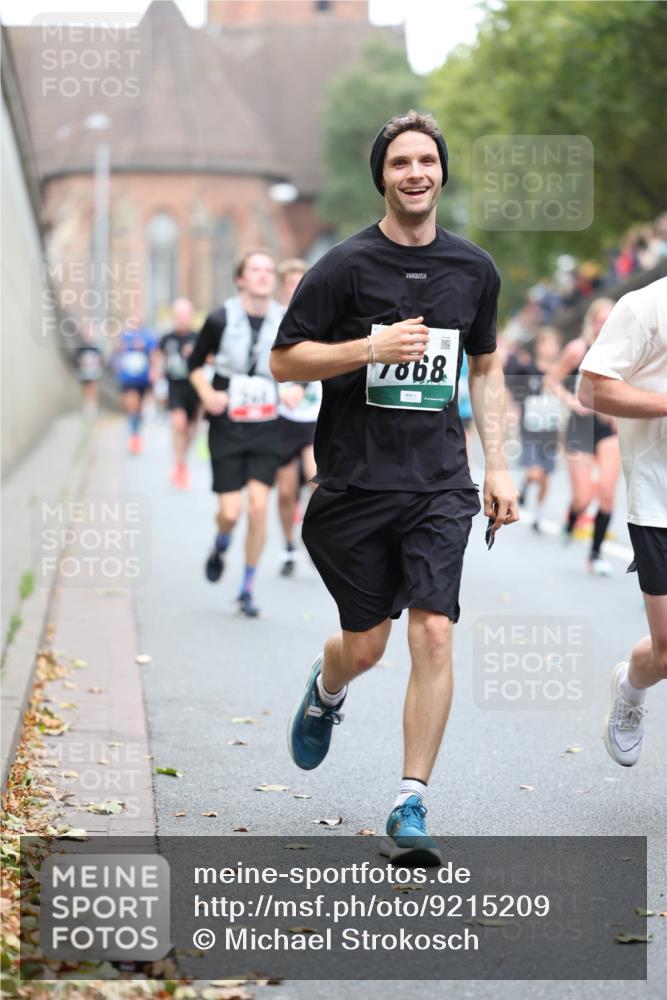05.10.2025 - 20. swb-Marathon Bremen Michael Strokosch http://msf.ph/oto/9215209 05.10.2025 12:43:07 Laufen 7868 meine-sportfotos.de