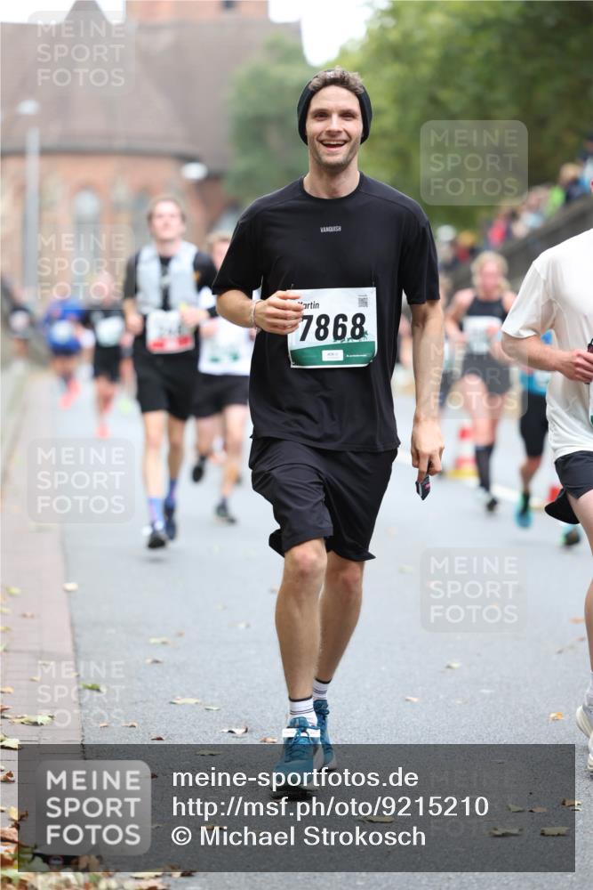 05.10.2025 - 20. swb-Marathon Bremen Michael Strokosch http://msf.ph/oto/9215210 05.10.2025 12:43:07 Laufen 7868 meine-sportfotos.de