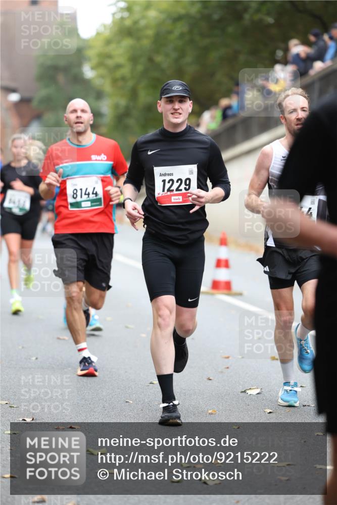 05.10.2025 - 20. swb-Marathon Bremen Michael Strokosch http://msf.ph/oto/9215222 05.10.2025 12:43:16 Laufen 8144, 1229 meine-sportfotos.de