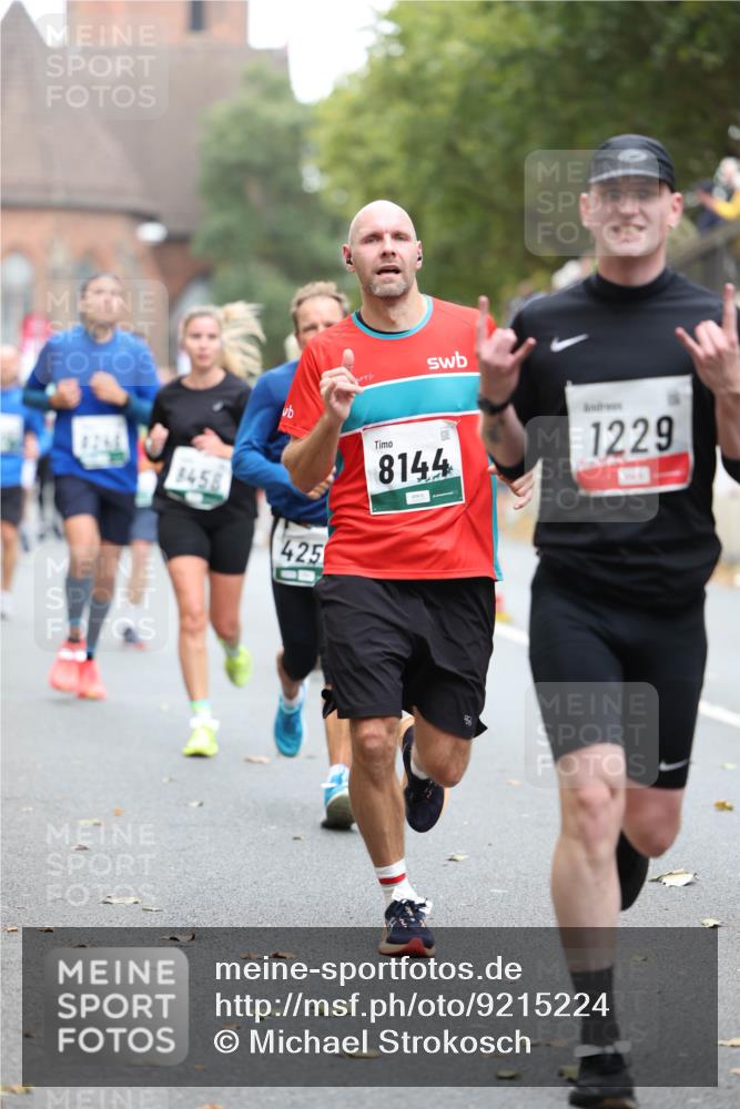 05.10.2025 - 20. swb-Marathon Bremen Michael Strokosch http://msf.ph/oto/9215224 05.10.2025 12:43:17 Laufen 8458, 425, 8144, 1229 meine-sportfotos.de
