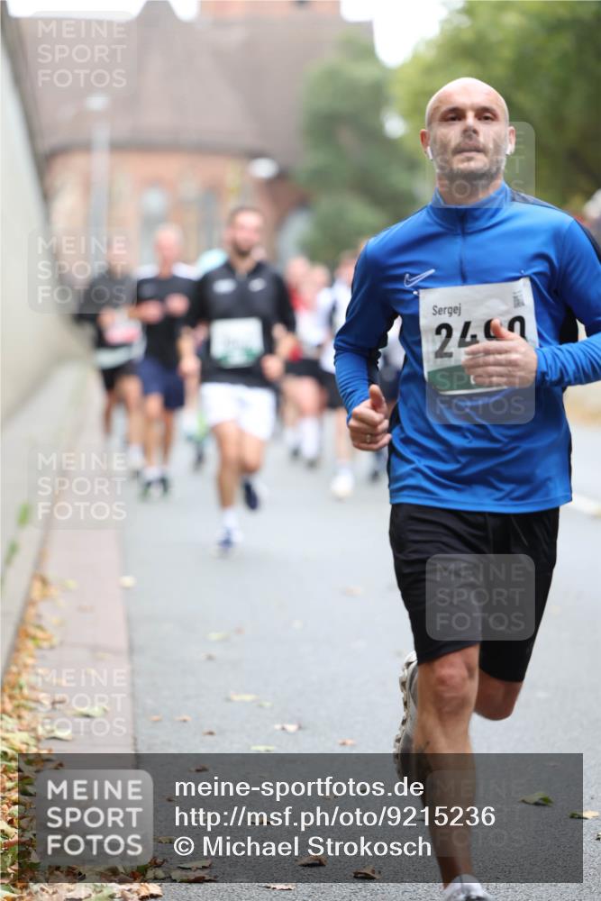 05.10.2025 - 20. swb-Marathon Bremen Michael Strokosch http://msf.ph/oto/9215236 05.10.2025 12:43:22 Laufen 2467 meine-sportfotos.de