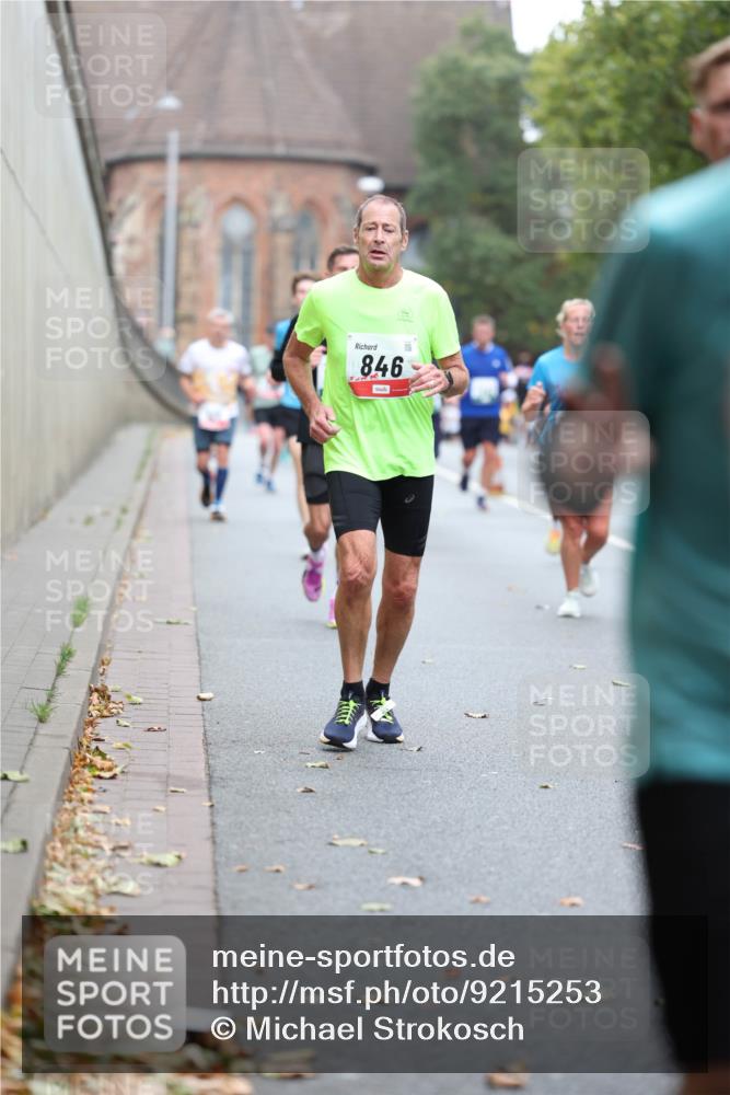 05.10.2025 - 20. swb-Marathon Bremen Michael Strokosch http://msf.ph/oto/9215253 05.10.2025 12:43:34 Laufen 846 meine-sportfotos.de
