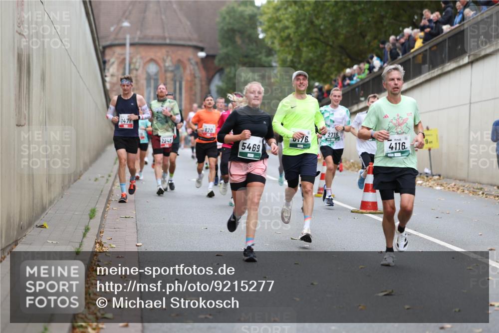 05.10.2025 - 20. swb-Marathon Bremen Michael Strokosch http://msf.ph/oto/9215277 05.10.2025 12:44:01 Laufen 1471, 2240, 820, 0776, 5469, 2716, 4116 meine-sportfotos.de
