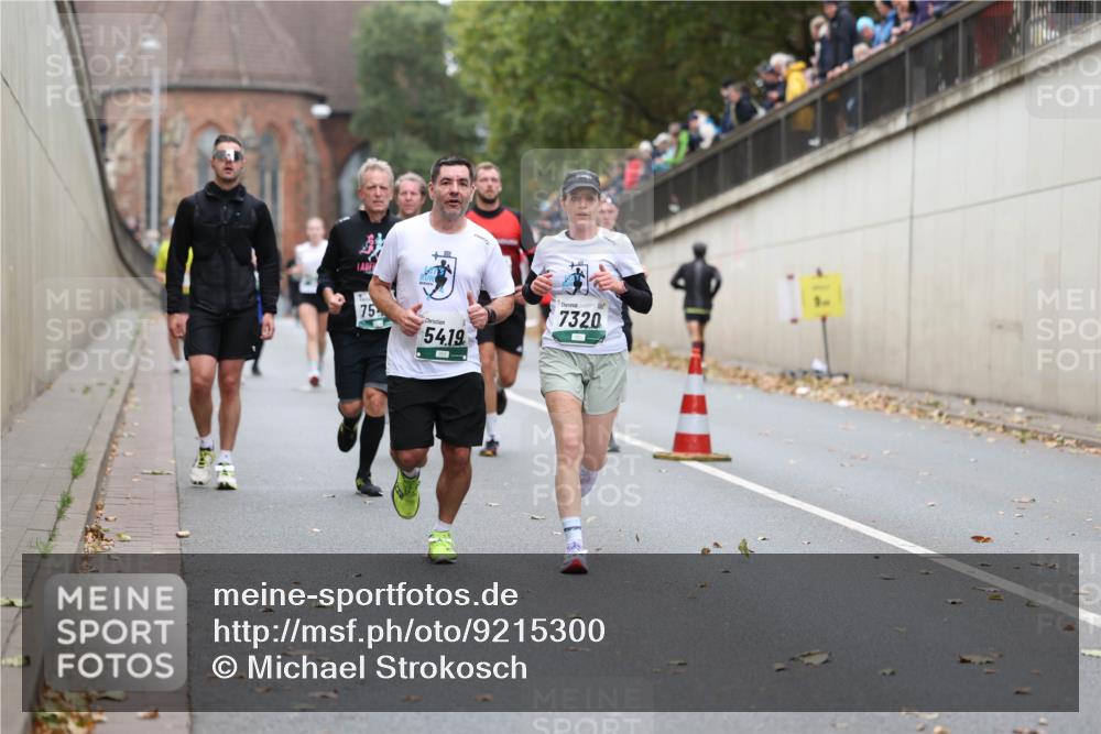 05.10.2025 - 20. swb-Marathon Bremen Michael Strokosch http://msf.ph/oto/9215300 05.10.2025 12:44:19 Laufen 75, 54, 19, 7320 meine-sportfotos.de