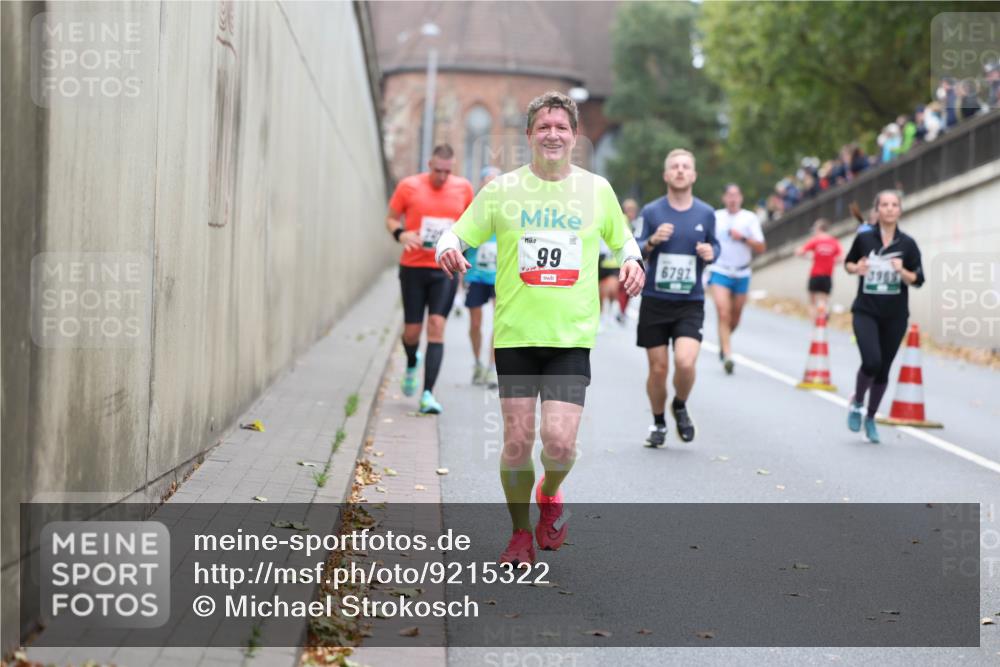 05.10.2025 - 20. swb-Marathon Bremen Michael Strokosch http://msf.ph/oto/9215322 05.10.2025 12:44:33 Laufen 99, 6797 meine-sportfotos.de