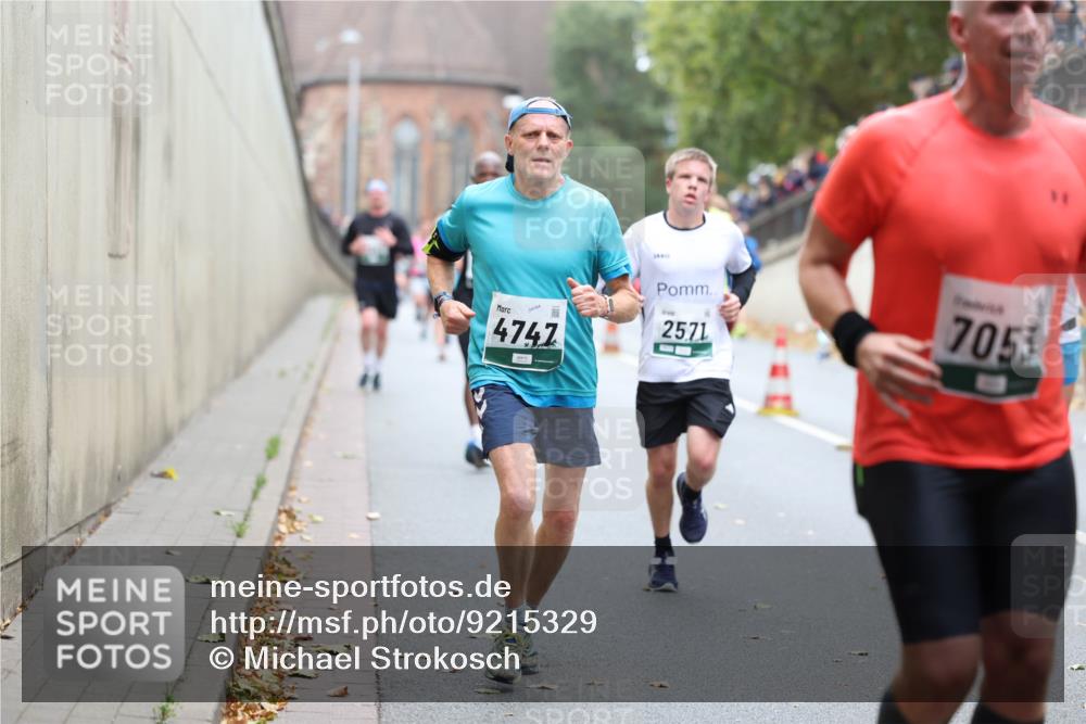 05.10.2025 - 20. swb-Marathon Bremen Michael Strokosch http://msf.ph/oto/9215329 05.10.2025 12:44:37 Laufen 4747, 2571, 7053 meine-sportfotos.de