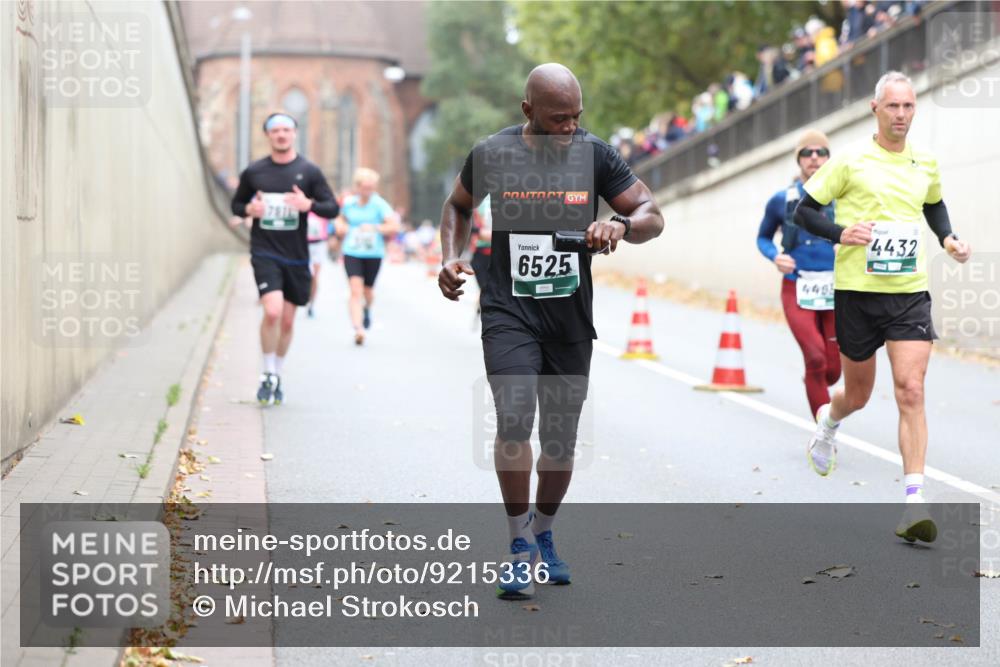 05.10.2025 - 20. swb-Marathon Bremen Michael Strokosch http://msf.ph/oto/9215336 05.10.2025 12:44:40 Laufen 6525, 4401, 4432 meine-sportfotos.de