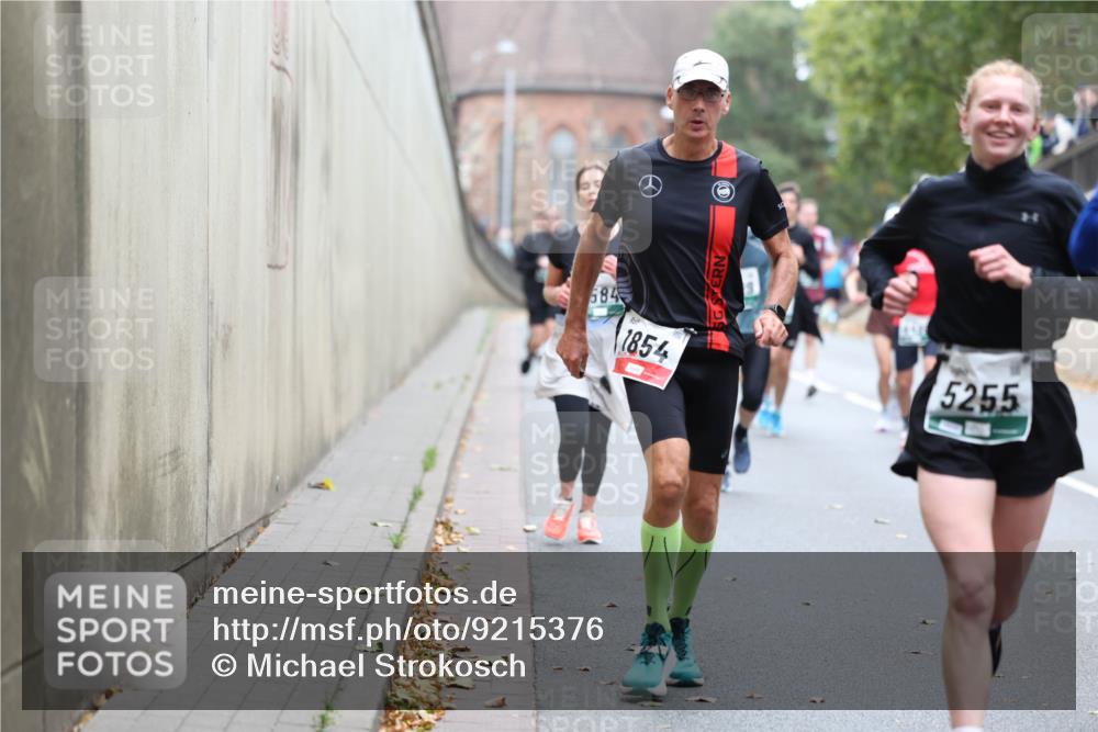 05.10.2025 - 20. swb-Marathon Bremen Michael Strokosch http://msf.ph/oto/9215376 05.10.2025 12:44:58 Laufen 584, 1854, 5255 meine-sportfotos.de
