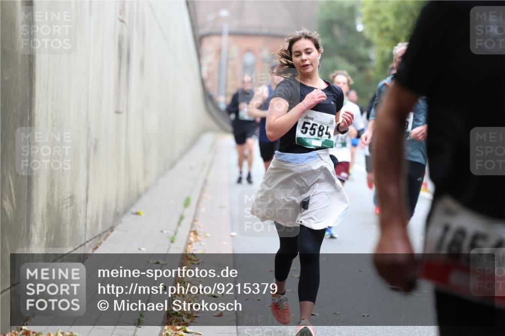 05.10.2025 - 20. swb-Marathon Bremen Michael Strokosch http://msf.ph/oto/9215379 05.10.2025 12:45:00 Laufen 5584, 1854 meine-sportfotos.de