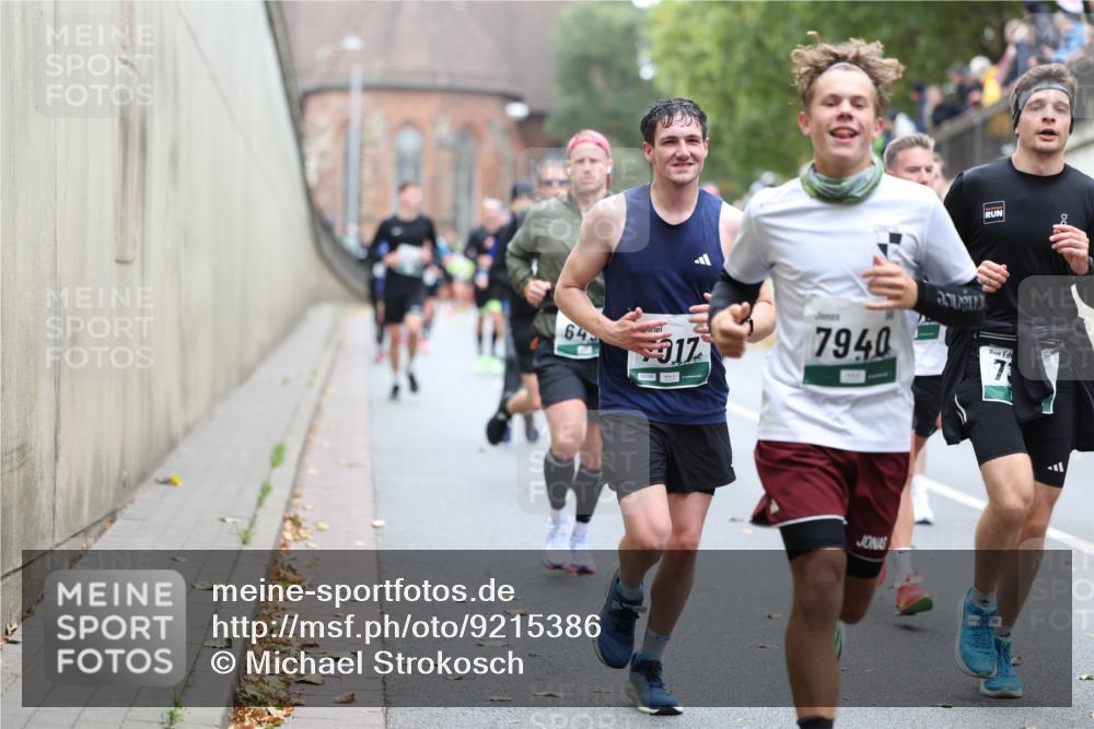 05.10.2025 - 20. swb-Marathon Bremen Michael Strokosch http://msf.ph/oto/9215386 05.10.2025 12:45:02 Laufen 64, 17, 7940, 73 meine-sportfotos.de