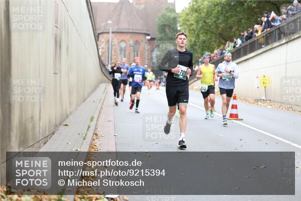 05.10.2025 - 20. swb-Marathon Bremen Michael Strokosch http://msf.ph/oto/9215394 05.10.2025 12:45:07 Laufen 1716, 709, 2129, 5562 meine-sportfotos.de