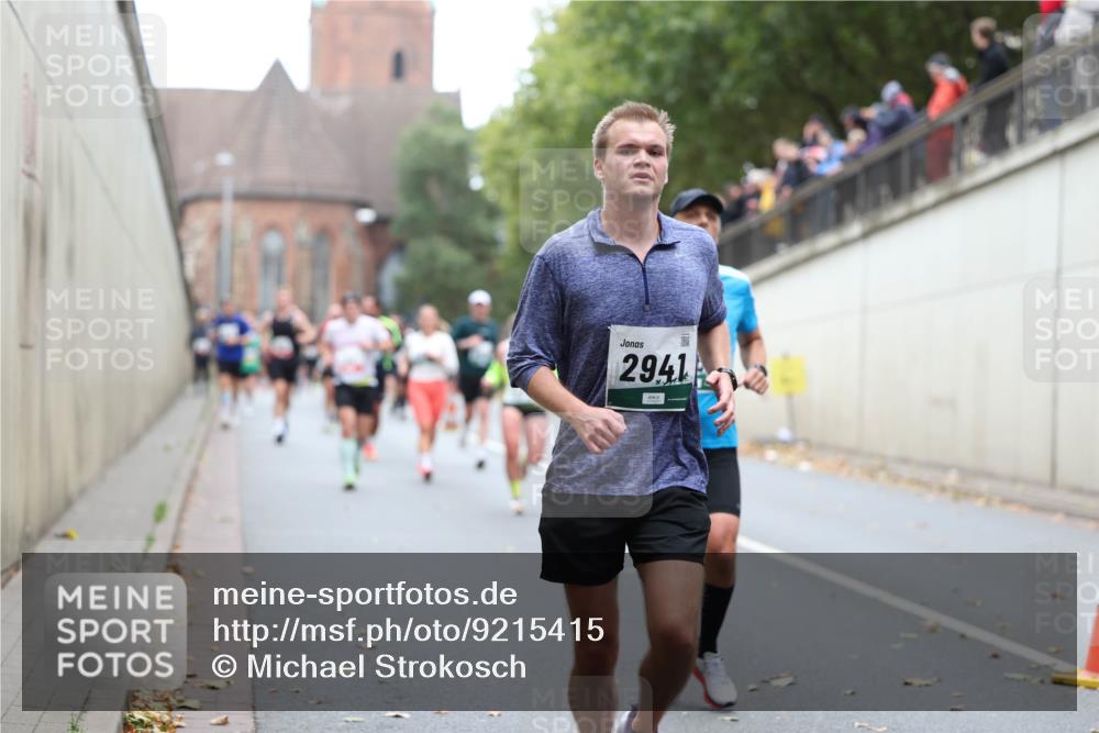 05.10.2025 - 20. swb-Marathon Bremen Michael Strokosch http://msf.ph/oto/9215415 05.10.2025 12:45:15 Laufen 2941 meine-sportfotos.de