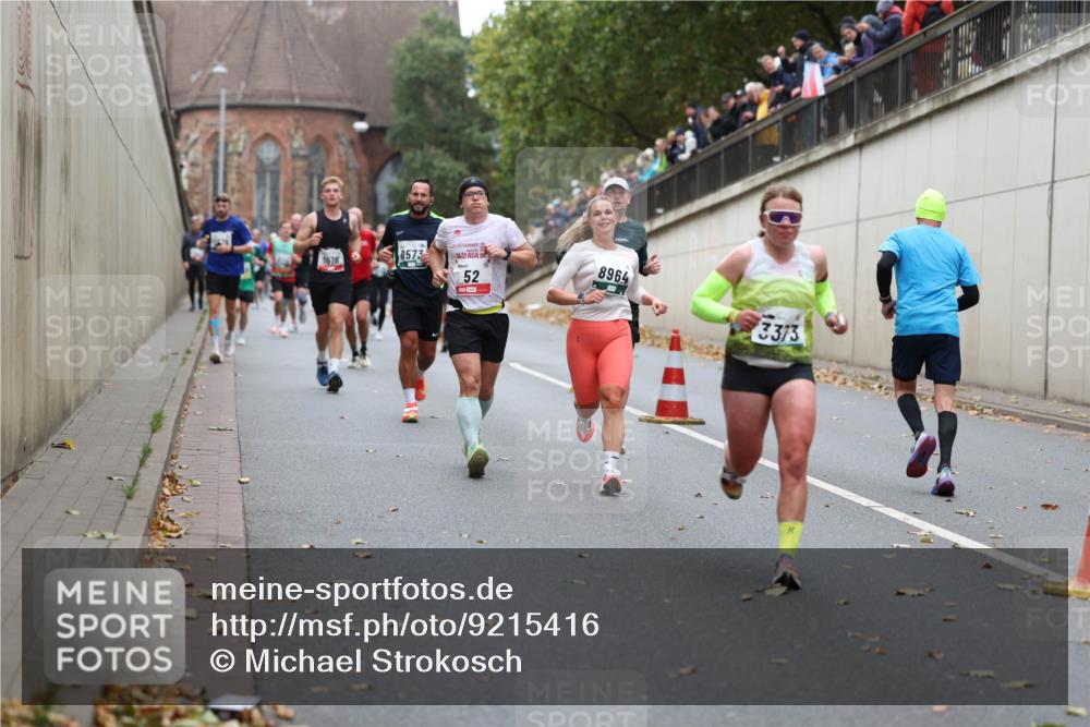 05.10.2025 - 20. swb-Marathon Bremen Michael Strokosch http://msf.ph/oto/9215416 05.10.2025 12:45:18 Laufen 8573, 1516, 52, 8964, 3373 meine-sportfotos.de