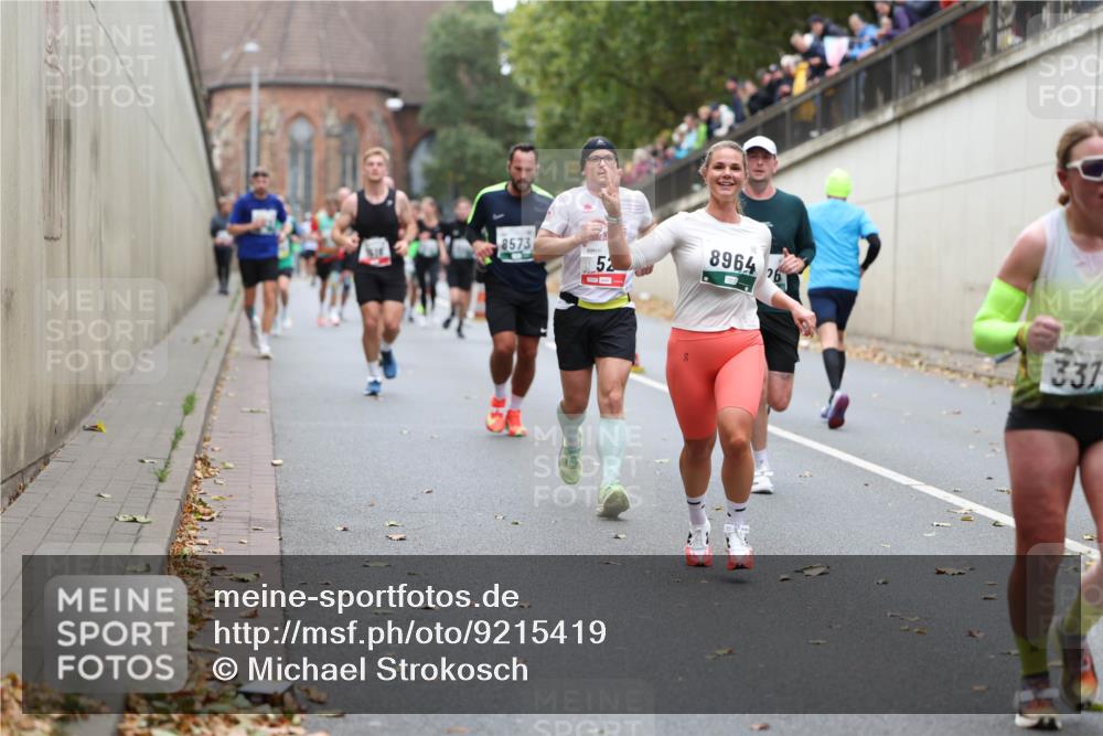 05.10.2025 - 20. swb-Marathon Bremen Michael Strokosch http://msf.ph/oto/9215419 05.10.2025 12:45:20 Laufen 8573, 52, 8964, 28, 337 meine-sportfotos.de