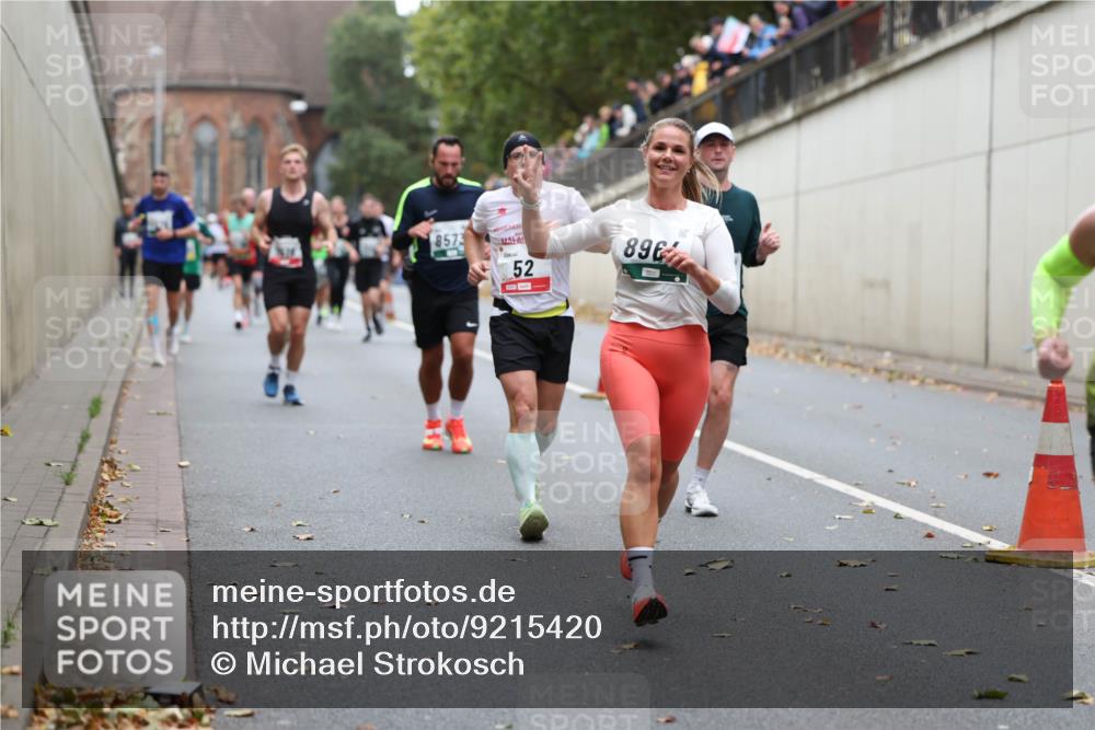 05.10.2025 - 20. swb-Marathon Bremen Michael Strokosch http://msf.ph/oto/9215420 05.10.2025 12:45:20 Laufen 8573, 52, 10, 896 meine-sportfotos.de