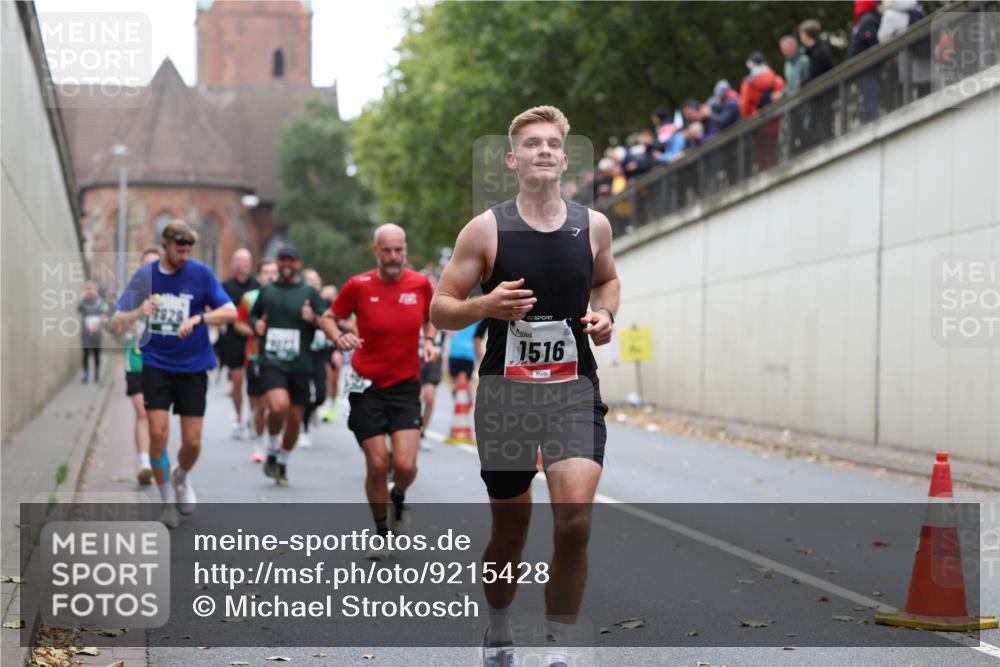 05.10.2025 - 20. swb-Marathon Bremen Michael Strokosch http://msf.ph/oto/9215428 05.10.2025 12:45:24 Laufen 1516 meine-sportfotos.de