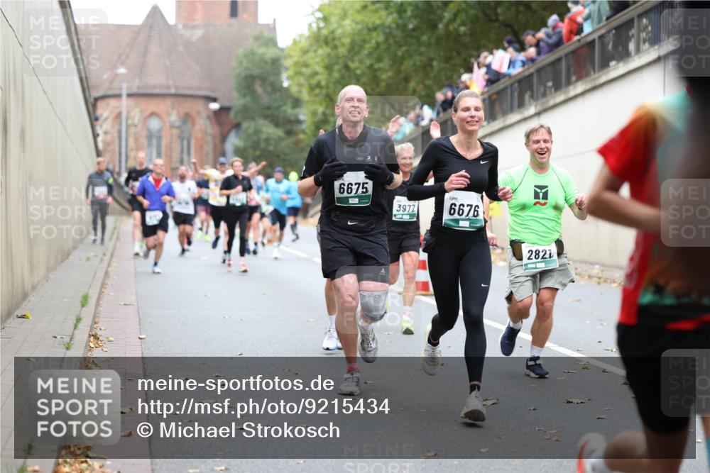 05.10.2025 - 20. swb-Marathon Bremen Michael Strokosch http://msf.ph/oto/9215434 05.10.2025 12:45:28 Laufen 6675, 3972, 6676, 2821 meine-sportfotos.de