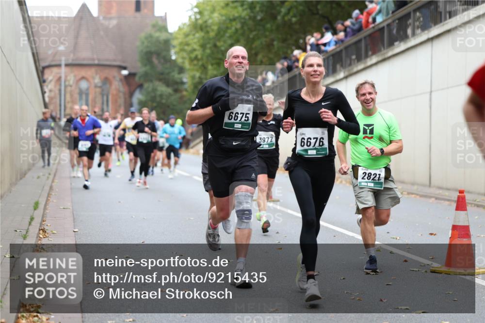05.10.2025 - 20. swb-Marathon Bremen Michael Strokosch http://msf.ph/oto/9215435 05.10.2025 12:45:28 Laufen 6675, 3972, 6676, 2821 meine-sportfotos.de