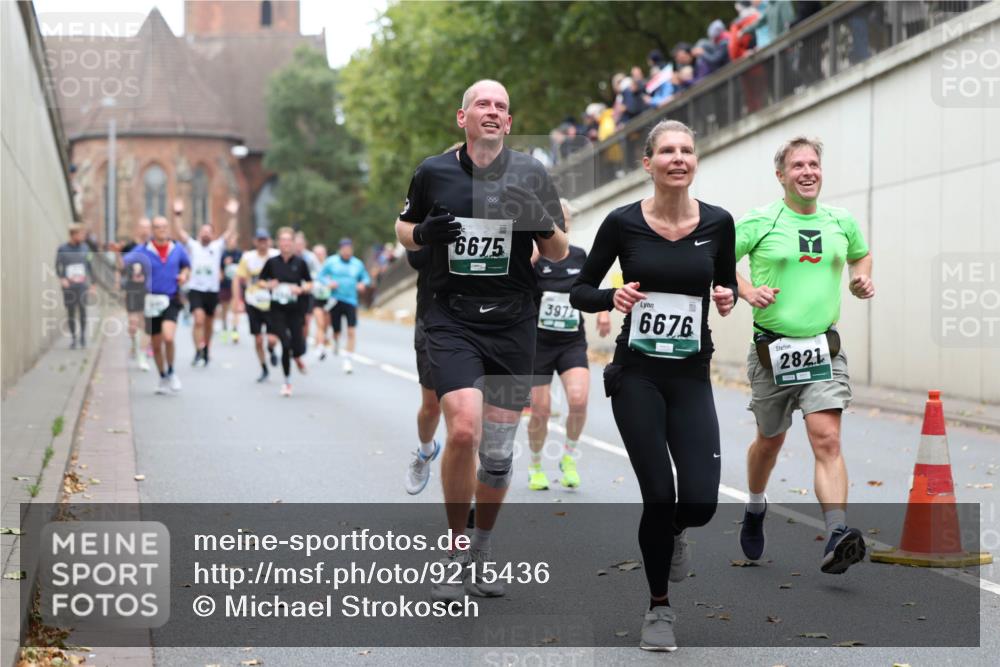 05.10.2025 - 20. swb-Marathon Bremen Michael Strokosch http://msf.ph/oto/9215436 05.10.2025 12:45:29 Laufen 6675, 3977, 6676, 2821 meine-sportfotos.de