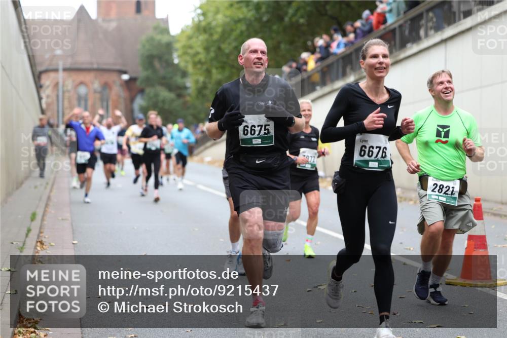 05.10.2025 - 20. swb-Marathon Bremen Michael Strokosch http://msf.ph/oto/9215437 05.10.2025 12:45:29 Laufen 6675, 3972, 6676, 2821 meine-sportfotos.de