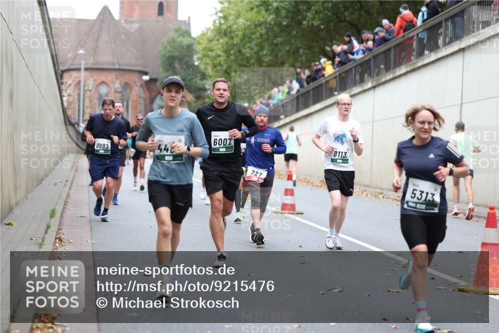 05.10.2025 - 20. swb-Marathon Bremen Michael Strokosch http://msf.ph/oto/9215476 05.10.2025 12:45:46 Laufen 8993, 448, 6007, 227, 8113, 5313 meine-sportfotos.de