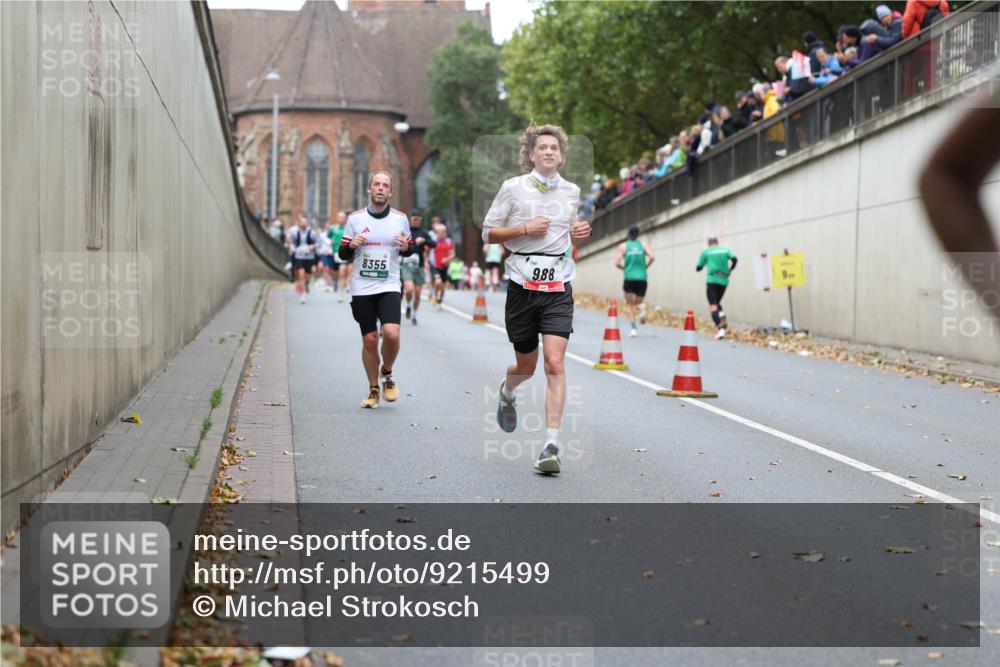 05.10.2025 - 20. swb-Marathon Bremen Michael Strokosch http://msf.ph/oto/9215499 05.10.2025 12:46:00 Laufen 8355, 988 meine-sportfotos.de