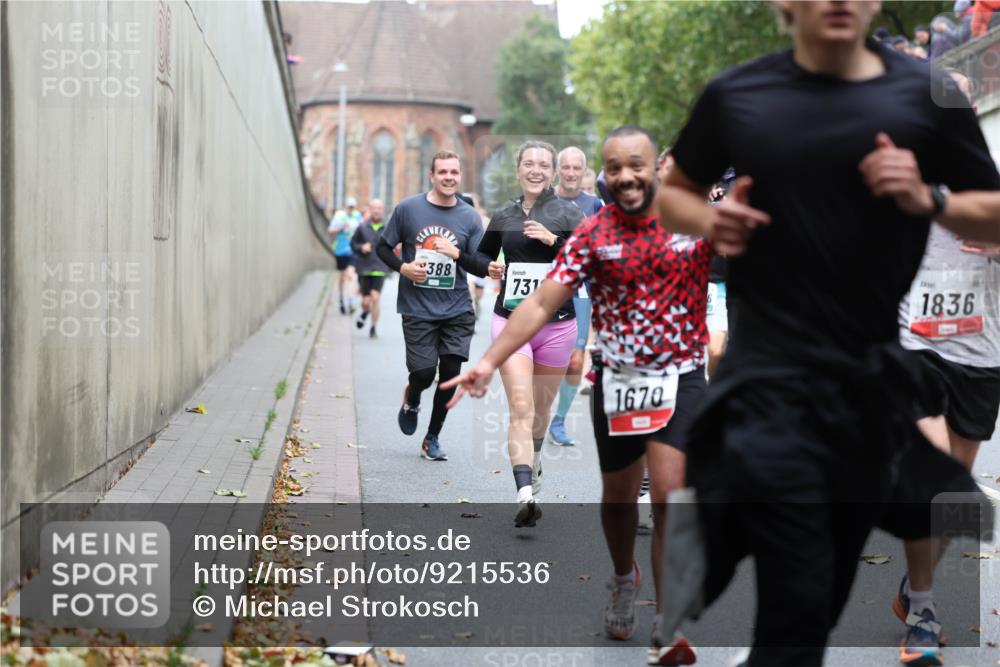 05.10.2025 - 20. swb-Marathon Bremen Michael Strokosch http://msf.ph/oto/9215536 05.10.2025 12:46:23 Laufen 388, 731, 1670, 6, 1836 meine-sportfotos.de