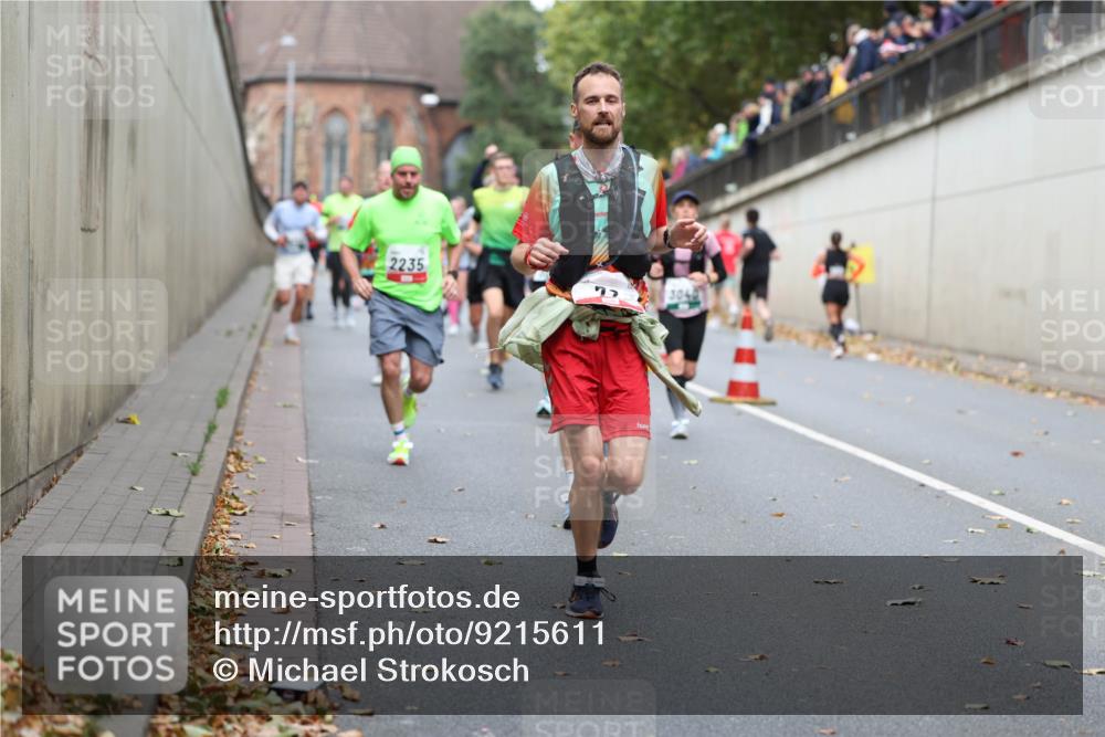 05.10.2025 - 20. swb-Marathon Bremen Michael Strokosch http://msf.ph/oto/9215611 05.10.2025 12:47:00 Laufen 2235, 77, 3040 meine-sportfotos.de