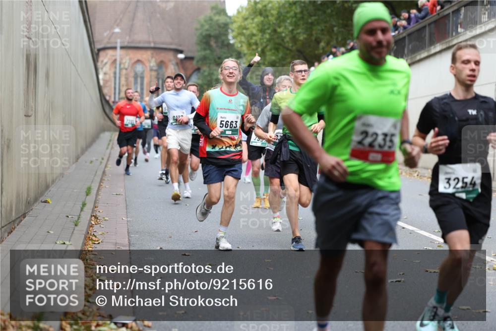 05.10.2025 - 20. swb-Marathon Bremen Michael Strokosch http://msf.ph/oto/9215616 05.10.2025 12:47:03 Laufen 0120, 5663, 7552, 2235, 3254 meine-sportfotos.de