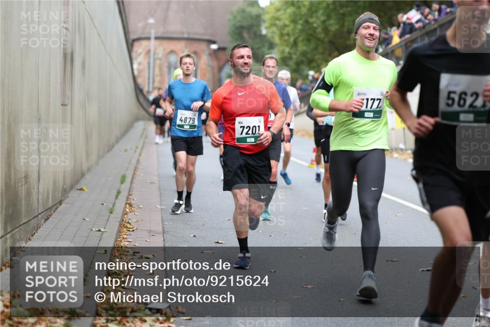 05.10.2025 - 20. swb-Marathon Bremen Michael Strokosch http://msf.ph/oto/9215624 05.10.2025 12:47:08 Laufen 4879, 7201, 177, 5621 meine-sportfotos.de