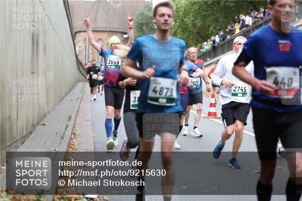 05.10.2025 - 20. swb-Marathon Bremen Michael Strokosch http://msf.ph/oto/9215630 05.10.2025 12:47:10 Laufen 3549, 38, 4879, 2621, 440, 2745 meine-sportfotos.de