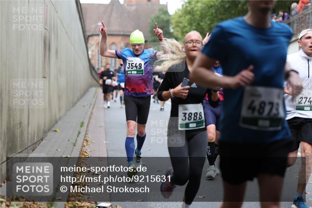 05.10.2025 - 20. swb-Marathon Bremen Michael Strokosch http://msf.ph/oto/9215631 05.10.2025 12:47:11 Laufen 5247, 3549, 3888, 4873, 274 meine-sportfotos.de